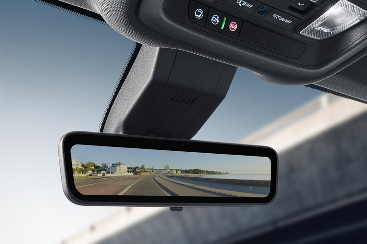 Về cấu hình, xe mới được trang bị các cấu hình công nghệ và hỗ trợ lái phong phú hơn. Trong đó, ba công nghệ an toàn thiết thực là cảnh báo điểm mù hai bên SBZA, hỗ trợ chuyển làn LCA và cảnh báo giao thông vượt phía sau RCTA sẽ trở thành trang bị tiêu chuẩn của các mẫu Chevrolet Equinox 2023 ngoại trừ phiên bản tiêu chuẩn, rẻ tiền nhất.