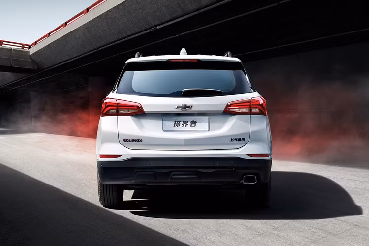 Về sức mạnh, Chevrolet Equinox 2023 sử dụng 4 xi-lanh, dung tích 1.5 lít sẽ có công suất tối đa 166 mã lực và mô-men xoắn cực đại 250 Nm, kết hợp với hộp số tự động 6 cấp.