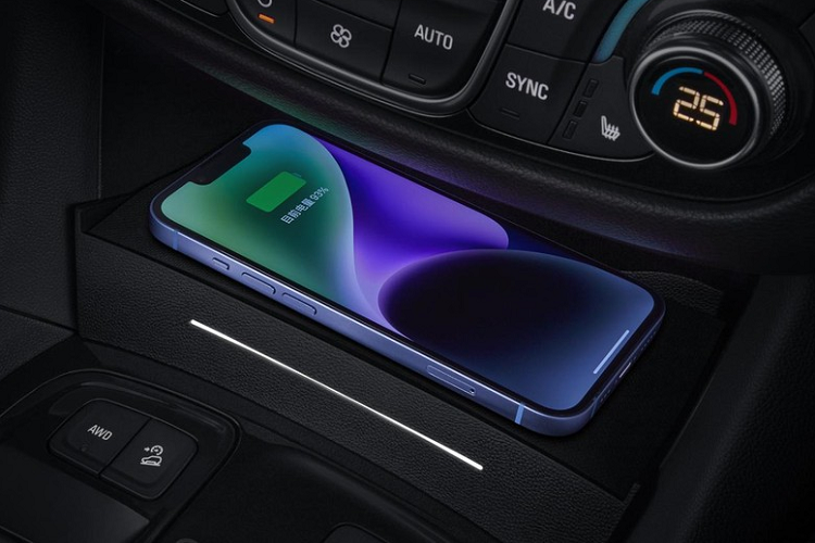 Chưa hết, riêng phiên bản Chevrolet Equinox Yujie Edition 2023 mới còn được bổ sung thiết kế dòng Redline Shang Red, bao gồm lưới tản nhiệt bằng đá hắc diện thạch cổ điển, nơ thắt bằng đá hắc diện thạch, viền cửa sổ bằng đá hắc diện thạch và logo đỏ chói, với các thiết kế độc quyền của Redline như gương chiếu hậu ngoại thất, bánh xe obsidian 17 inch, bảng tên độc quyền và giá đỡ hành lý phong cách obsidian.