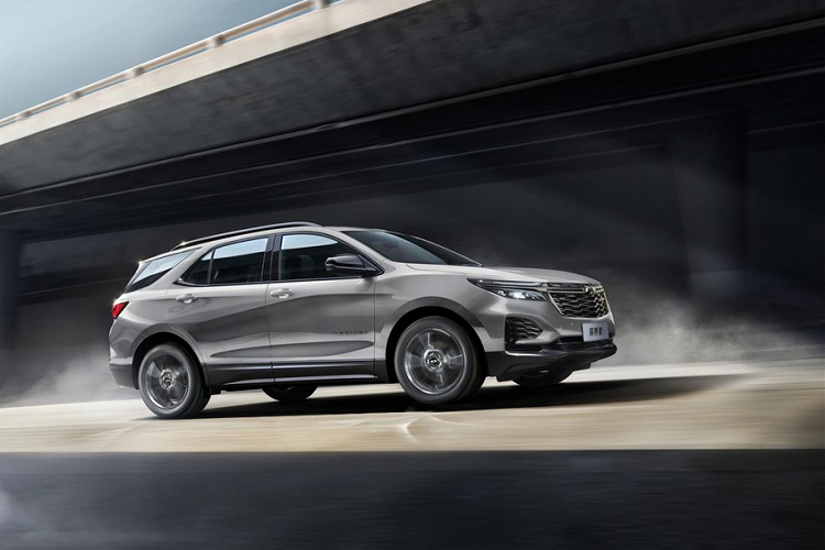 Đầu tiên, chúng ta sẽ bàn về giá xe Chevrolet Equinox 2023 tại Trung Quốc, theo đó, chiếc xe này được ra mắt với tổng cộng 5 phiên bản, giá từ 184.900 nhân dân tệ đến 239.900 nhân dân tệ (tương đương 627 triệu đồng đến 813 triệu đồng).
