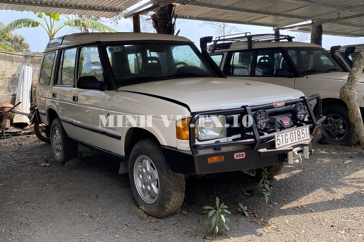 Dòng xe Land Rover Discovery thế hệ đầu tiên nhận được sự quan tâm khá đặc biệt của các dân chơi trên thế giới, điểm đặc biệt của phiên bản này là phần mui phía sau xe được nâng lên để tạo đủ khoảng không cho hàng ghế thứ ba, nhờ đó, mà phiên bản này có thiết kế như 1 mẫu xe 3 khoang.