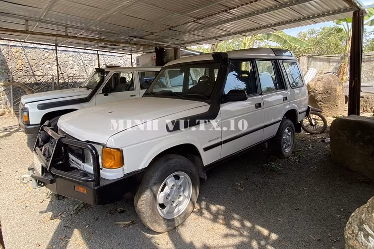 So với xe Land Rover Discovery 2 nguyên bản, chiếc Land Rover Discovery 2 độ khủng này đã được thay đổi diện mạo nhờ các chi tiết mới như cản va trước chống va đập với thiết kế nhô ra, trông như các mẫu xe thiết giáp, chi tiết cản va trước kèm thanh chống va đập này là của hãng ARB với chi phí gần 30 triệu đồng.