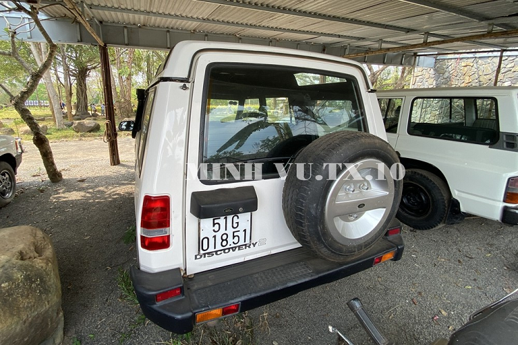 Tính sơ sơ, chi phí để hoàn thiện dàn độ đầu xe này đã hơn 100 triệu đồng chưa bao gồm công thợ. Điểm sáng cuối cùng của chiếc Land Rover Discovery 2 độ off-road này chính là ống thở bên hông xe. Chiếc SUV hạng sang Land Rover Discovery 2 này không được độ thêm baga mui.