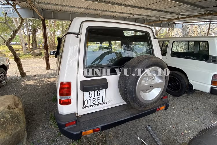 Tính sơ sơ, chi phí để hoàn thiện dàn độ đầu xe này đã hơn 100 triệu đồng chưa bao gồm công thợ. Điểm sáng cuối cùng của chiếc Land Rover Discovery 2 độ off-road này chính là ống thở bên hông xe. Chiếc SUV hạng sang Land Rover Discovery 2 này không được độ thêm baga mui.