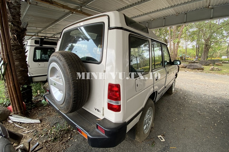 Việc bãi xe của Trung Nguyên ở Thác Dray Nur xuất hiện 2 chiếc Land Rover Discovery 2 đã cho thấy độ đam mê thương hiệu xe SUV hạng sang Anh quốc của ông Đặng Lê Nguyên Vũ lớn đến mức như thế nào khi trước đó doanh nhân này sở hữu gần 30 chiếc Range Rover đời cũ đủ bản cùng nhiều phiên bản khác mang tính sưu tập chưa được lộ diện.