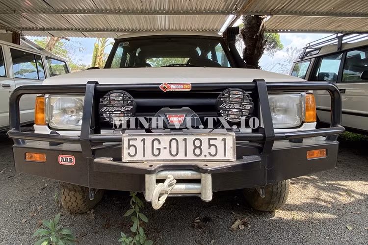 Ngoài một chiếc xe Land Rover Discovery 2 của ông Đặng Lê Nguyên Vũ, còn một 1 chiếc xe Land Rover Discovery 2 khác ở bãi xe Thác Dray Nur, Đắk Lắk, với điểm nhấn là phần đầu xe đã được độ lại theo phong cách off-road.