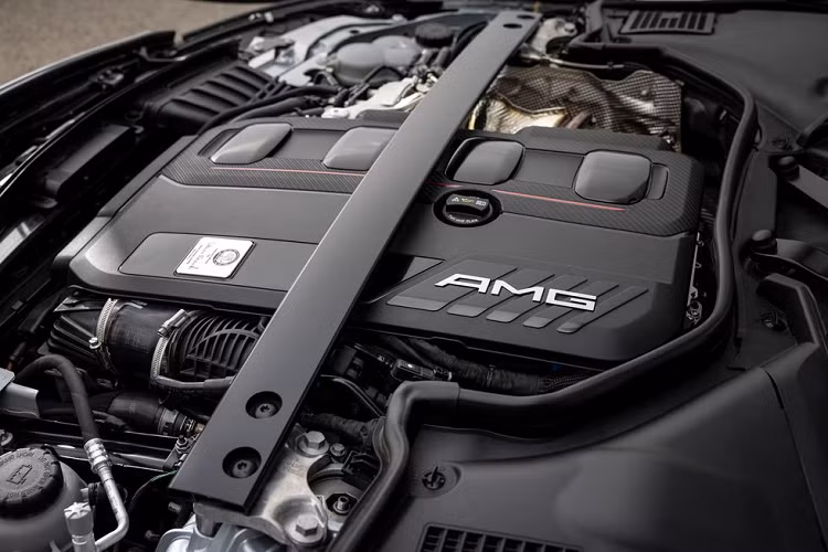 Để giúp phân biệt với các phiên bản còn lại trong dòng C-Class, Mercedes-AMG C63 S E Performance được trang bị lưới tản nhiệt Panamericana, hốc gió lớn hơn và đóng/mở chủ động trên cản trước cũng như chắn bùn rộng hơn. Trên nắp ca-pô của xe là logo AMG thay cho logo ngôi sao 3 cánh quen thuộc của thương hiệu Mercedes-Benz.