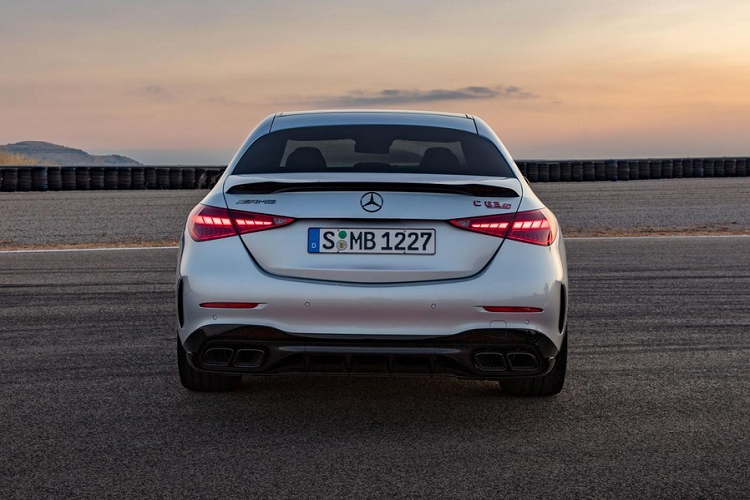 Theo đó, mẫu sedan thể thao này được trang bị động cơ xăng 4 xi-lanh, dung tích 2.0L, sản sinh công suất tối đa 469 mã lực tại tua máy 6.725 vòng/phút và mô-men xoắn cực đại 545 Nm tại dải tua máy 5.250 - 5.500 vòng/phút. Động cơ đi với mô-tơ điện nằm trên cầu sau có công suất tối đa 201 mã lực và cụm pin 6,1 kWh.