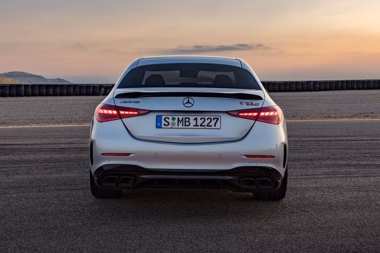 Theo đó, mẫu sedan thể thao này được trang bị động cơ xăng 4 xi-lanh, dung tích 2.0L, sản sinh công suất tối đa 469 mã lực tại tua máy 6.725 vòng/phút và mô-men xoắn cực đại 545 Nm tại dải tua máy 5.250 - 5.500 vòng/phút. Động cơ đi với mô-tơ điện nằm trên cầu sau có công suất tối đa 201 mã lực và cụm pin 6,1 kWh.