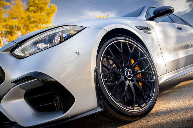 Bên trong khoang hành khách xuất hiện bảng đồng hồ dành riêng cho xe hiệu suất cao, màn hình hiển thị thông tin kính lái HUD và nút bấm trên vô lăng để phục vụ hệ thống phanh tái sinh năng lượng.