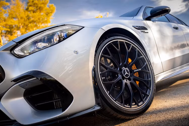 Bên trong khoang hành khách xuất hiện bảng đồng hồ dành riêng cho xe hiệu suất cao, màn hình hiển thị thông tin kính lái HUD và nút bấm trên vô lăng để phục vụ hệ thống phanh tái sinh năng lượng.