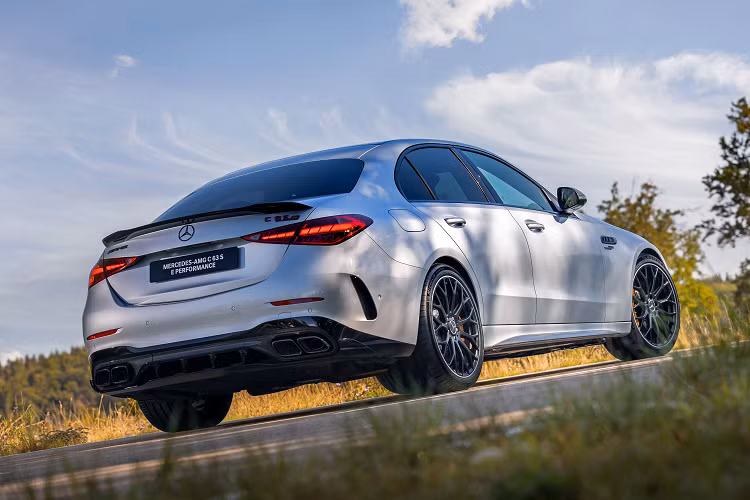 Sức mạnh này cho phép xe tăng tốc từ 0-100 km/h trong thời gian 3,4 giây và đạt vận tốc tối đa 250 km/h hoặc 280 km/h theo yêu cầu của khách hàng. Không chỉ mạnh mẽ, xe còn có hệ dẫn động 4 bánh toàn thời gian 4Matic+ tiêu chuẩn, hộp số tự động 9 cấp và ly hợp ướt thay cho bộ biến mô.