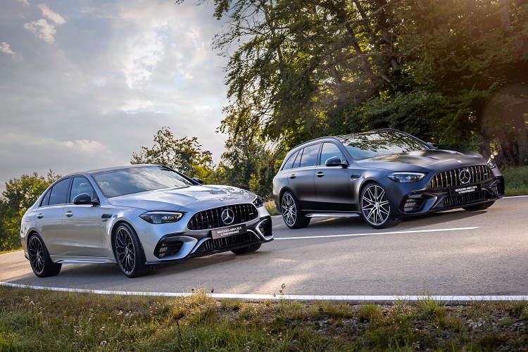 Với cụm pin khá nhỏ, Mercedes-AMG C63 S E Performance chỉ có thể chạy được 13 km và đạt vận tốc tối đa 125 km/h mà không cần dùng động cơ xăng. Người dùng có thể sạc pin bằng bộ sạc AC 3,7 kW. Tổng cộng, xe sở hữu công suất lên đến 671 mã lực và mô-men xoắn cực đại 1.020 Nm.