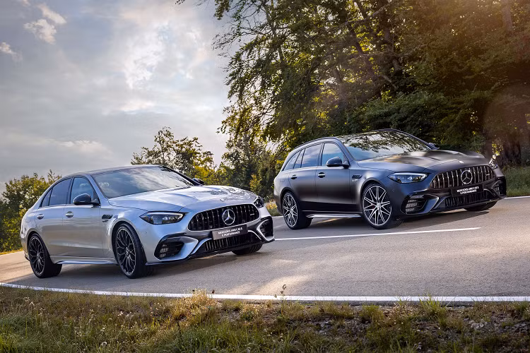 Với cụm pin khá nhỏ, Mercedes-AMG C63 S E Performance chỉ có thể chạy được 13 km và đạt vận tốc tối đa 125 km/h mà không cần dùng động cơ xăng. Người dùng có thể sạc pin bằng bộ sạc AC 3,7 kW. Tổng cộng, xe sở hữu công suất lên đến 671 mã lực và mô-men xoắn cực đại 1.020 Nm.