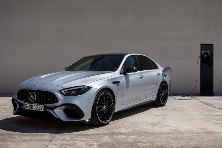 Theo đó, Mercedes-AMG C63 S E Performance hiệu suất cao sẽ được bán ở Việt Nam vào tháng 11/2023 dưới dạng xe nhập khẩu nguyên chiếc từ Đức. Mercedes-AMG C63 S E Performance trên thực tế là phiên bản hiệu suất cao thứ hai của dòng sedan hạng sang C-Class sẽ bán ở Việt Nam trong năm nay.