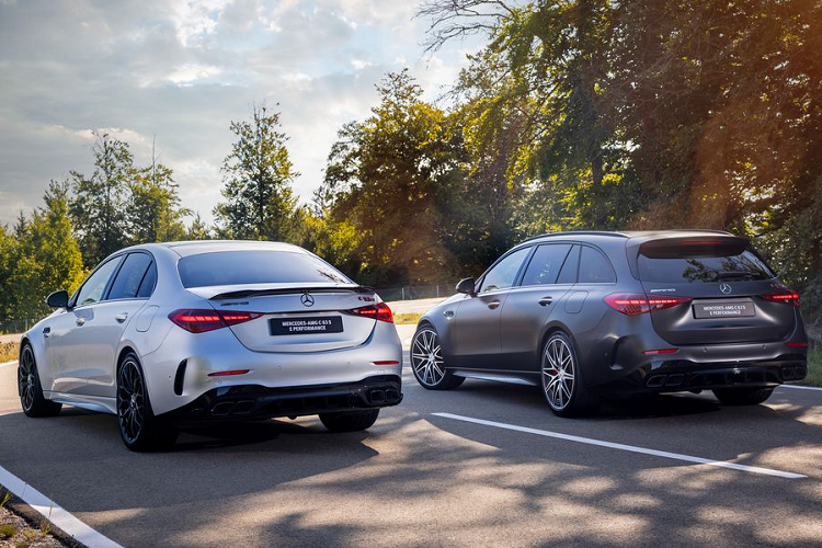 Thêm vào đó là khe gió và logo "Turbo E Performance" sau chắn bùn trước, vành la-zăng 19 inch tiêu chuẩn hoặc 20 inch tùy chọn, bộ khuếch tán gió sau nổi bật và 4 đầu ống xả hình thang.