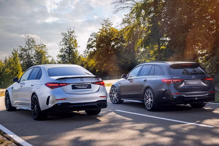 Thêm vào đó là khe gió và logo "Turbo E Performance" sau chắn bùn trước, vành la-zăng 19 inch tiêu chuẩn hoặc 20 inch tùy chọn, bộ khuếch tán gió sau nổi bật và 4 đầu ống xả hình thang.