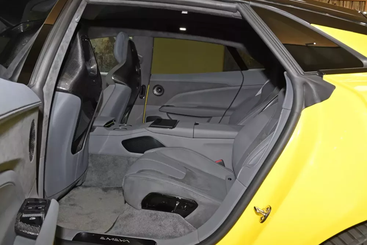 Bên hông xe sử dụng kiểu dáng thân xe coupe fastback, phía sau sử dụng bộ đèn hậu dạng xuyên thấu. Được biết, chiều rộng của cánh lướt gió phía sau đạt 296 mm, khi nâng lên có thể giúp mẫu xe mới cung cấp lực ép xuống 215 kg.