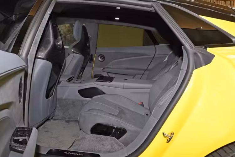 Bên hông xe sử dụng kiểu dáng thân xe coupe fastback, phía sau sử dụng bộ đèn hậu dạng xuyên thấu. Được biết, chiều rộng của cánh lướt gió phía sau đạt 296 mm, khi nâng lên có thể giúp mẫu xe mới cung cấp lực ép xuống 215 kg.