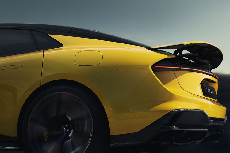 Về sức mạnh, Lotus Emeya sẽ được trang bị động cơ kép, với động cơ phía trước có công suất tối đa 225 kilowatt và động cơ phía sau có công suất tối đa 450 kilowatt. Đồng thời, theo thông tin chính thức được công bố trước đó, xe tăng tốc từ 0-100km/h chỉ trong 2,78 giây và có thể đạt tốc độ tối đa 256 km/h.