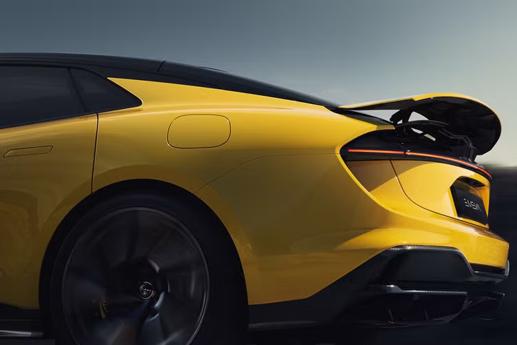 Về sức mạnh, Lotus Emeya sẽ được trang bị động cơ kép, với động cơ phía trước có công suất tối đa 225 kilowatt và động cơ phía sau có công suất tối đa 450 kilowatt. Đồng thời, theo thông tin chính thức được công bố trước đó, xe tăng tốc từ 0-100km/h chỉ trong 2,78 giây và có thể đạt tốc độ tối đa 256 km/h.