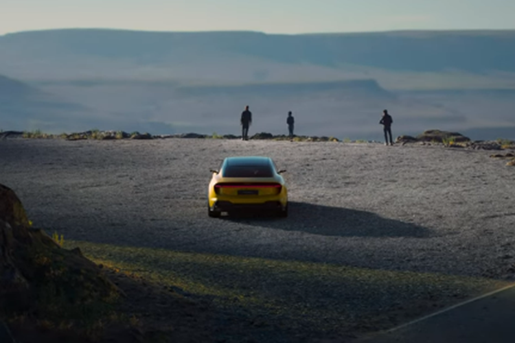 Xét về kích thước thân xe, chiều dài, chiều rộng và chiều cao của xe mới lần lượt là 5139/2005/1464 (1467) mm, chiều dài cơ sở là 3069 mm. Về nội thất, Lotus Emeya sử dụng nhiều loại vật liệu thân thiện với môi trường, trong đó có dây sợi tái chế mới.