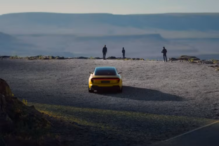 Xét về kích thước thân xe, chiều dài, chiều rộng và chiều cao của xe mới lần lượt là 5139/2005/1464 (1467) mm, chiều dài cơ sở là 3069 mm. Về nội thất, Lotus Emeya sử dụng nhiều loại vật liệu thân thiện với môi trường, trong đó có dây sợi tái chế mới.