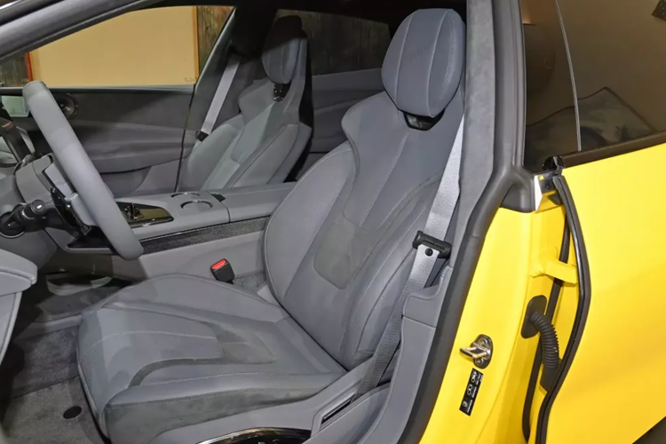 Trung tâm cản trước của Lotus Emeya vẫn được trang bị thiết bị khí động học chủ động hình lục giác có thể biến dạng cũng được thừa hưởng từ Eletre, ngoài ra còn được trang bị một cánh gió chủ động ở cản dưới để cải thiện hơn nữa tính khí động học.