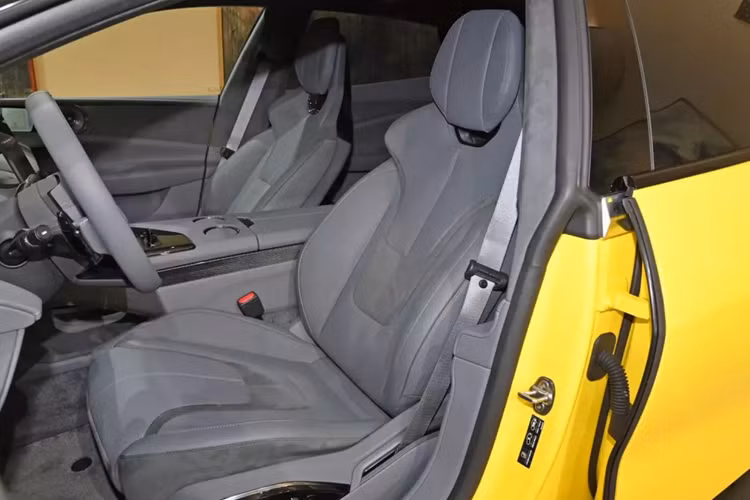 Trung tâm cản trước của Lotus Emeya vẫn được trang bị thiết bị khí động học chủ động hình lục giác có thể biến dạng cũng được thừa hưởng từ Eletre, ngoài ra còn được trang bị một cánh gió chủ động ở cản dưới để cải thiện hơn nữa tính khí động học.