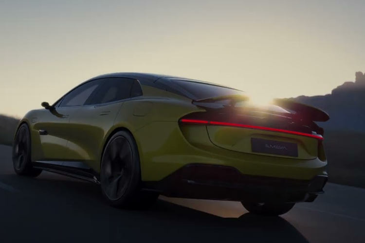 Xét về phạm vi di chuyển, dung lượng bộ pin của xe là 102kWh, kết hợp với hộp số hai cấp, phạm vi di chuyển của CLTC có thể đạt tới 600 km. Ngoài ra, xe mới cũng sẽ được trang bị hệ thống treo khí nén.