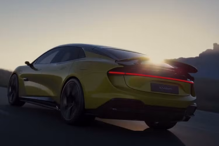 Xét về phạm vi di chuyển, dung lượng bộ pin của xe là 102kWh, kết hợp với hộp số hai cấp, phạm vi di chuyển của CLTC có thể đạt tới 600 km. Ngoài ra, xe mới cũng sẽ được trang bị hệ thống treo khí nén.