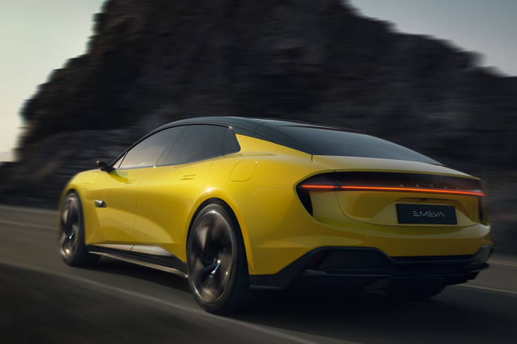 Ngoài ra, nội thất còn sử dụng lớp phủ PVD, chất liệu Alcantara, da Nappa và Ultrafabrics, thể hiện kết cấu chắc chắn. Về âm thanh, xe được trang bị hệ thống âm thanh do thương hiệu âm thanh KEF của Anh tạo ra và sử dụng công nghệ Uni-Q và Uni-Core để hỗ trợ âm thanh vòm Dolby Atmos 3D.