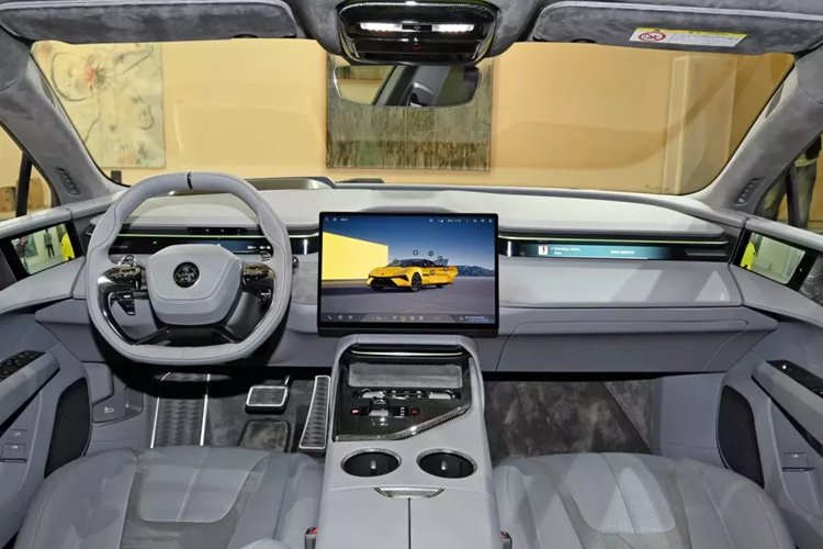 Nhìn lại mẫu siêu xe điện Lotus Emeya, nó vẫn duy trì ý tưởng thiết kế phong cách gia đình về ngoại hình, cụm đèn đôi chia đôi hình chữ L được sử dụng ở hai bên đầu xe, đèn LED chạy ban ngày phía trên kết hợp với nhóm đèn chùm cao và thấp thấp hơn. Tổng thể kiểu dáng khá sắc nét.