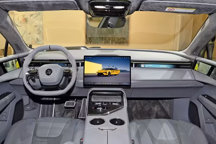 Nhìn lại mẫu siêu xe điện Lotus Emeya, nó vẫn duy trì ý tưởng thiết kế phong cách gia đình về ngoại hình, cụm đèn đôi chia đôi hình chữ L được sử dụng ở hai bên đầu xe, đèn LED chạy ban ngày phía trên kết hợp với nhóm đèn chùm cao và thấp thấp hơn. Tổng thể kiểu dáng khá sắc nét.