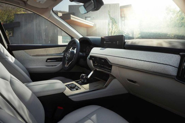 Thêm vào đó là điều hòa tự động 2 vùng với cửa gió dành cho hàng ghế sau, tính năng sưởi ở mọi vị trí, ghế lái chỉnh điện 10 hướng/nhớ vị trí, cửa sổ trời toàn cảnh Panorama và hệ thống âm thanh Bose 12 loa tùy chọn.