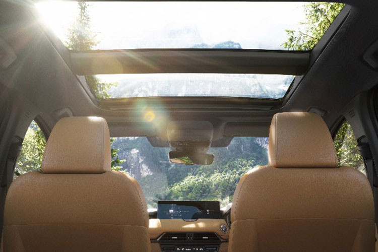 Chưa hết, Mazda CX-60 ở Nhật Bản còn được trang bị cảm biến đá cốp tùy chọn, ổ điện DC 12V, ổ điện AC 150W, ngăn chứa đồ có đèn dưới bệ tì tay trung tâm, sạc không dây chuẩn Qi, ghế sau gập 40:20:40, tính năng cập nhật phần mềm qua WiFi và điều khiển xe từ xa thông qua ứng dụng trên điện thoại cũng có trên mẫu xe này.