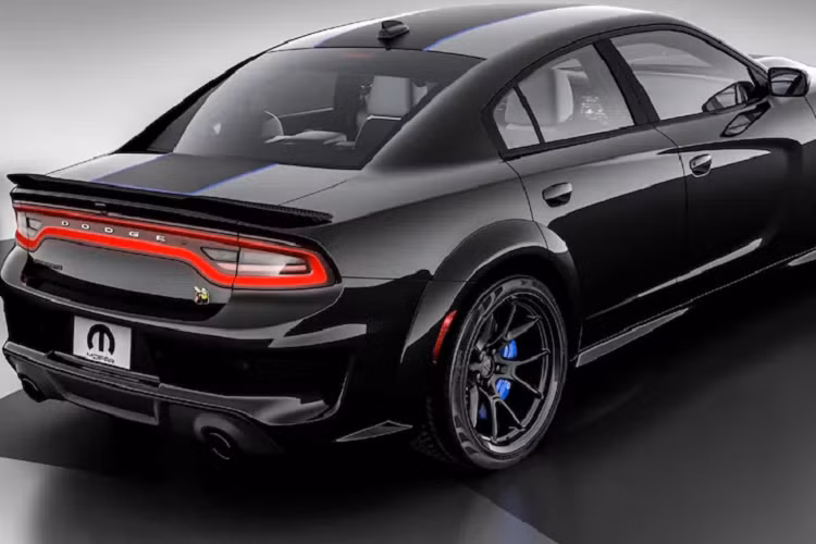 Mặc dù vẻ ngoài hầm hố hơn nhưng Mopar sẽ không can thiệp vào các bộ phận kỹ thuật. Đồng nghĩa bộ đôi Dodge Challenger và Charger 2023 vẫn dùng khối động cơ HEMI V8 huyền thoại dung tích 6.4 l, sản sinh công suất 485 mã lực. Tất nhiên, ngoại hình của hai mẫu xe sẽ được tùy chỉnh.