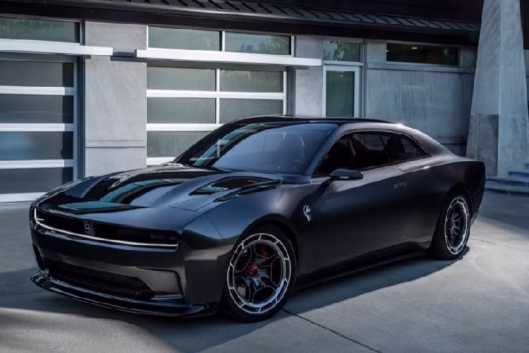 Alpine Audio Group được thêm vào với gói nội thất Carbon Suede, bổ sung thêm sợi carbon tạo điểm nhấn bên trong và kết hợp da lộn trong nội thất Charger và Challenger. Gói Plus gồm, logo Scat Pack trên ghế, các tính năng bổ sung như ghế có hệ thống sưởi và thông gió, vô lăng bọc da vát đáy có thể điều chỉnh điện lên/xuống thông qua công tắc.