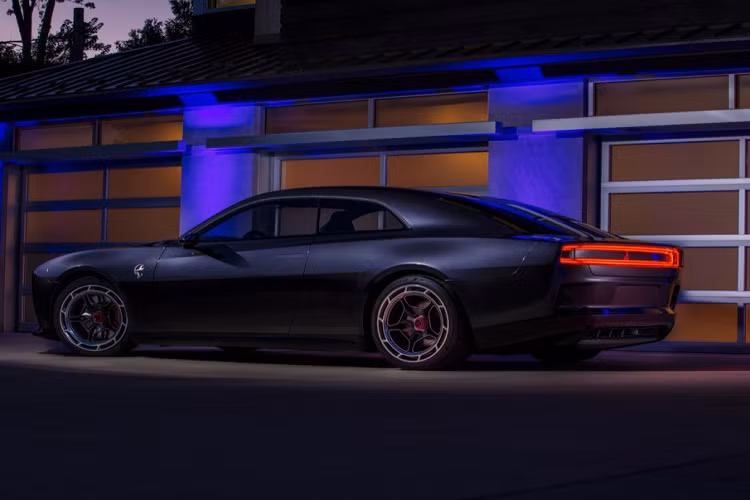 Phiên bản Mopar chỉ sản xuất tổng cộng 440 phiên bản đặc biệt. Trong số đó, 40 chiếc được phân bổ cho thị trường Canada, còn lại là 200 chiếc Challenger và 200 Charger dành cho thị trường Mỹ.