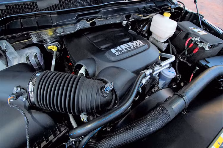 Bộ đôi đều sở hữu tông màu ngoại thất đen tuyền Pitch Black cùng bộ mâm rèn kích thước 20 inch được sơn đồng màu có logo Mopar ở trung tâm. Cả hai phiên bản Challenger và Charger có phần đồ họa màu đen mờ cùng các điểm nhấn màu xanh Mopar Blue ở cùm phanh trước và sau. Điểm nhấn đường chỉ màu xanh còn xuất hiện ở nắp capo và mui xe, nắp cốp. Khu vực lưới tản nhiệt có logo Mopar màu xanh.