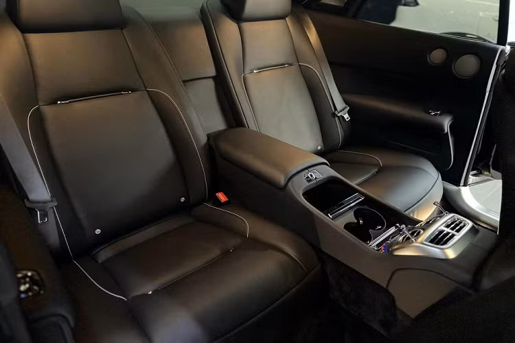 Động cơ kết hợp với hộp số tự động ZF 8 cấp cùng hệ dẫn động cầu sau, nhờ đó, chiếc xe siêu sang Rolls-Royce Wraith chỉ mất thời gian 4,6 giây là có thể tăng tốc lên 100 km/h từ vị trí xuất phát trước khi đạt tốc độ tối đa 250 km/h.