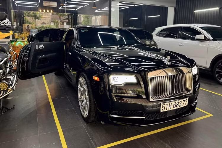 Hiện chưa rõ Cường Đô la đã bán lại chiếc Rolls-Royce Wraith Series II này với giá bao nhiêu, tuy nhiên khi mới ra mắt tại Việt Nam vào 2015, xe có giá khoảng hơn 20 tỷ đồng. Đây là xế hộp đầu tiên được chồng Đàm Thu Trang thanh lý trong năm nay.