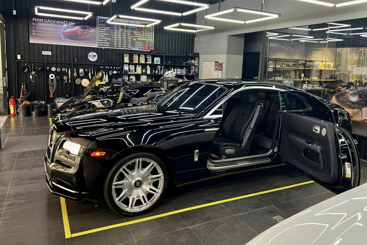 Được biết, chồng của Đàm Thu Trang mua chiếc coupe siêu sang Rolls-Royce Wraith Series II vào tháng 10/2022 qua 1 showroom chuyên bán siêu xe ở quận 5, TP HCM, người bán xe cũng là bạn thân của doanh nhân phố núi và cả 2 đã giao dịch nhiều xe khủng.