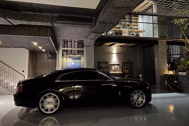 Ngoài chiếc Rolls-Royce Wraith Series II rao bán, trong garage xe của vợ chồng Cường Đô la hiện tại còn 2 chiếc siêu xe của Ferrari là F8 Tributo và SF90 Spider.