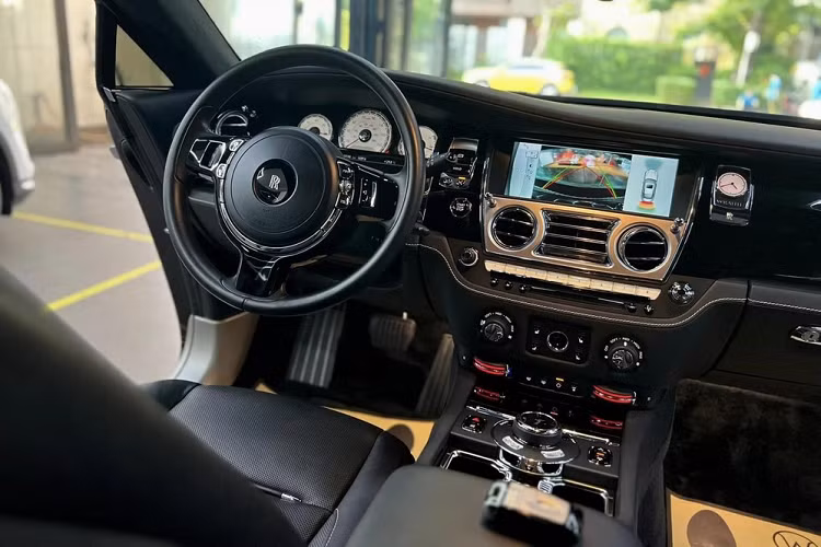 Xe siêu sang Rolls-Royce Wraith Series II mà Cường Đô la mới bán lại sử dụng khối động cơ V12, dung tích 6.6 lít, sản sinh công suất tối đa 623 mã lực tại vòng tua máy 5.600 vòng/phút và mô-men xoắn cực đại đạt 800 Nm tại dải vòng tua máy 1.500 – 5.500 vòng/phút.