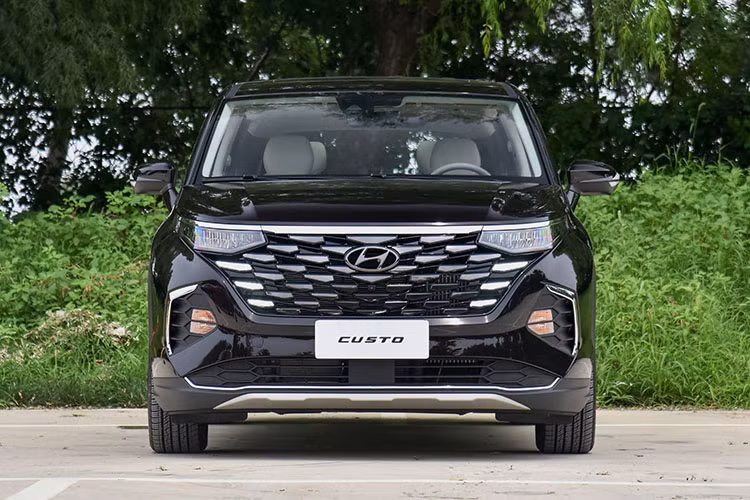 Nếu so với Toyota Innova thế hệ mới sắp bán ở Việt Nam trong năm nay, Hyundai Custo dài hơn 195 mm, thấp hơn 61 mm, chiều rộng ngang ngửa và chiều dài cơ sở nhỉnh hơn 205 mm. Vì dùng chung cơ sở gầm bệ nên không có gì ngạc nhiên khi Hyundai Custo sở hữu một số nét thiết kế giống Tucson. Có thể thấy rõ điều này qua khu vực đầu xe với lưới tản nhiệt không viền, đi kèm mắt lưới hình học.