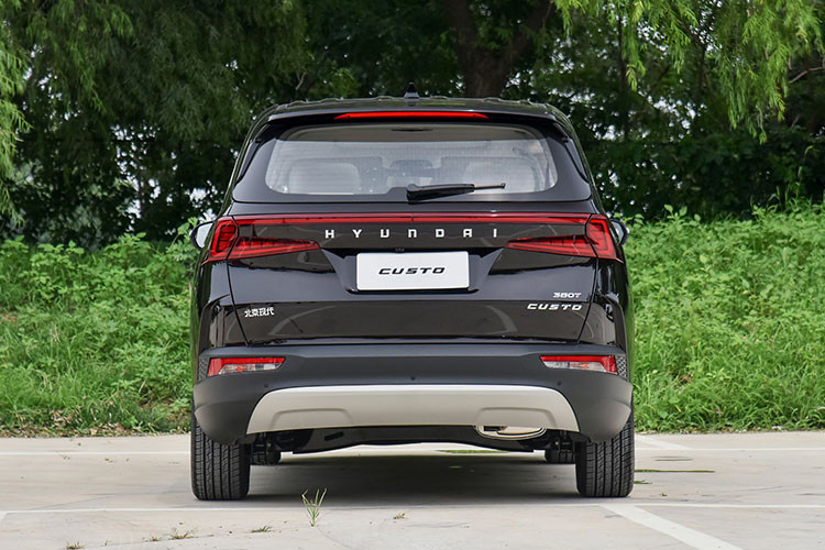 Trong khi đó, cửa lùa chỉnh điện ở bên sườn là trang bị đặc trưng của xe MPV. Tiếp đến là bộ vành hợp kim 18 inch với thiết kế 5 chấu kép, phay xước 2 màu, nẹp mạ crôm trang trí ở cột D, đèn hậu hình chữ "C" nối liền với nhau bằng dải đèn LED nằm vắt ngang đuôi xe và cửa cốp chỉnh điện rảnh tay.