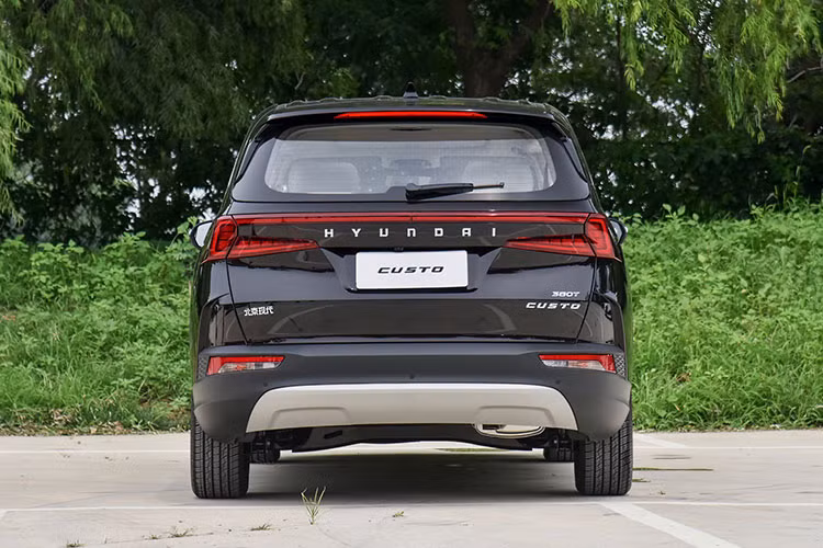 Trong khi đó, cửa lùa chỉnh điện ở bên sườn là trang bị đặc trưng của xe MPV. Tiếp đến là bộ vành hợp kim 18 inch với thiết kế 5 chấu kép, phay xước 2 màu, nẹp mạ crôm trang trí ở cột D, đèn hậu hình chữ "C" nối liền với nhau bằng dải đèn LED nằm vắt ngang đuôi xe và cửa cốp chỉnh điện rảnh tay.