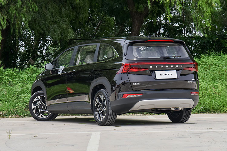 Lưới tản nhiệt này nối liền với đèn pha LED và tích hợp dải đèn LED định vị ban ngày có thiết kế ẩn Parametric Hidden Lights. Ngay cả thiết kế cản trước của mẫu MPV cỡ lớn này cũng khá giống với Hyundai Tucson. Tuy là xe MPV nhưng Hyundai Custo lại sở hữu tấm ốp gầm giả màu bạc bên dưới cản trước/ sau và gầm khá cao theo phong cách SUV.