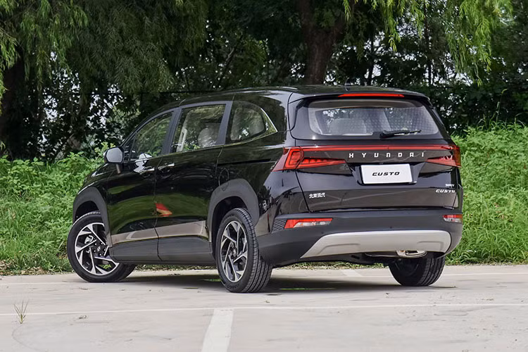 Lưới tản nhiệt này nối liền với đèn pha LED và tích hợp dải đèn LED định vị ban ngày có thiết kế ẩn Parametric Hidden Lights. Ngay cả thiết kế cản trước của mẫu MPV cỡ lớn này cũng khá giống với Hyundai Tucson. Tuy là xe MPV nhưng Hyundai Custo lại sở hữu tấm ốp gầm giả màu bạc bên dưới cản trước/ sau và gầm khá cao theo phong cách SUV.